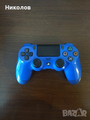 Продавам оригинален джойстик за Playstation 4 (PS4) син и черен