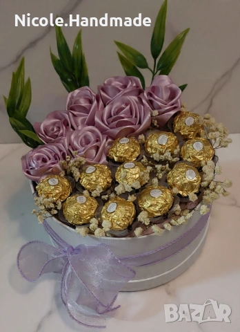 кутия от сатенени рози и бонбони