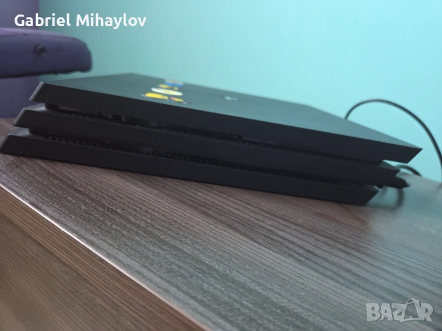 PlayStation 4 Pro 1TB + 2 оригинални DualShock 4 джойстика, снимка 4 - PlayStation конзоли - 54867775
