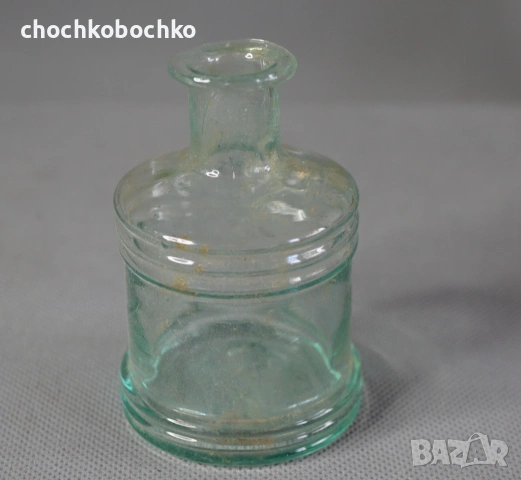 Старо стъклено шише от мастило мастилница
