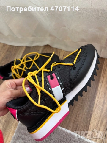 Обувки на марката Tommy Hilfiger