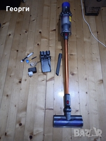 Отлична прахосмукачка Dyson V10 с добра батерия и аксесоари