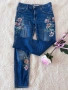 Дамски дънки ZARA Basic с флорална декорация – размер EUR 42, снимка 1