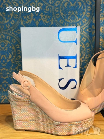 Дамски сандали GUESS на платформа 