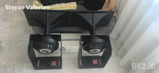 Хорни 2380A , и драйвери 2446H JBL,заедно със своите (suport) стойки. 
