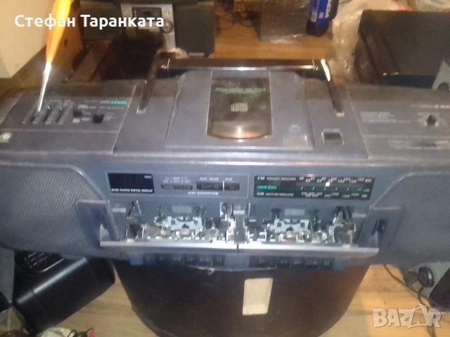 радио касетофон работи си на радио 