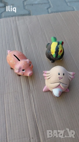 две малки касички. 