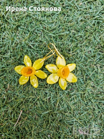 Ръчно изработени обеци с истински мини нарцис, запечатани в епоксидна смола 