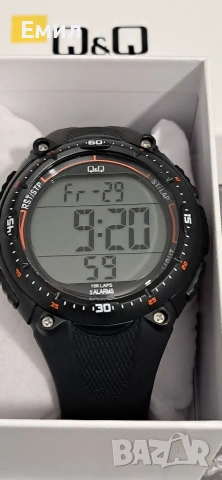 Q&Q M010J001Y