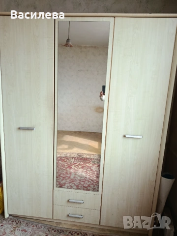 Продавам трикрилен гардероб