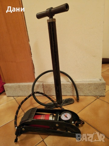 Класическа съветска ръчна помпа и немска крачна помпа alca