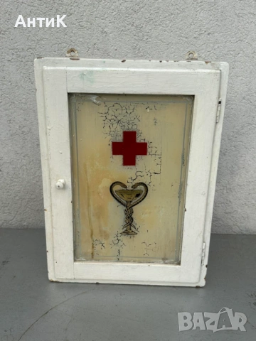 Стара Дървена Аптечка