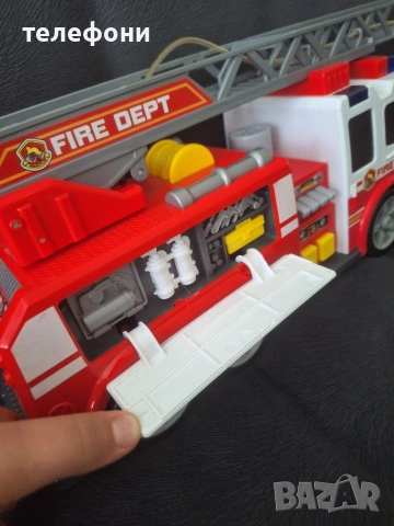 Голяма пожарна кола Dickie Toys (36 см) със звук, светлини и водна помпа – Като нова!, снимка 6 - Електрически играчки - 54720387