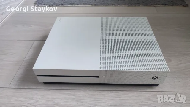 Xbox One S 1TB - перфектно състояние 