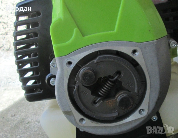 Продавам нов бензинов 2-тактов двигател за тример и други машини..