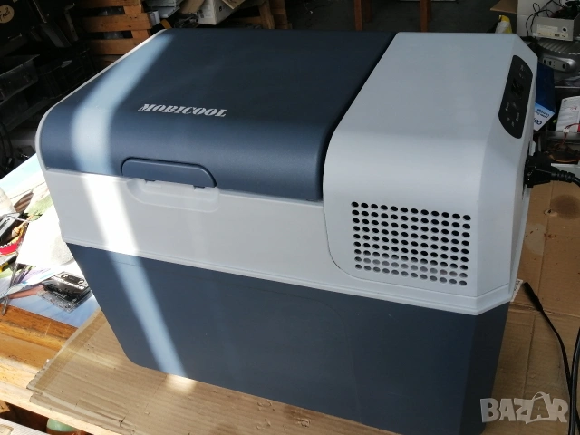 MOBICOOL 38L мобилен хладилник на 12V и 220V, снимка 2 - Хладилни чанти - 54602547