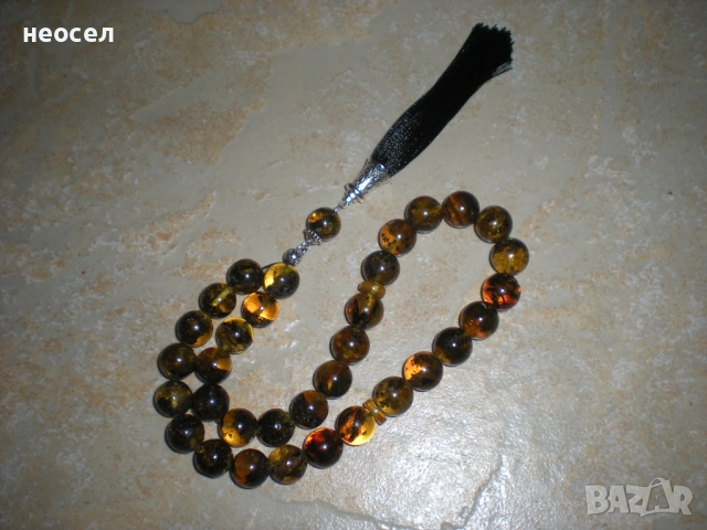 Кехлибарена броеница от натурален балтийски кехлибар цвят черен в мед /с фосили/ 36.29гр.гр.