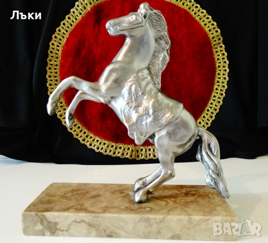Калаена статуетка,фигура изправен Кон,мрамор. 