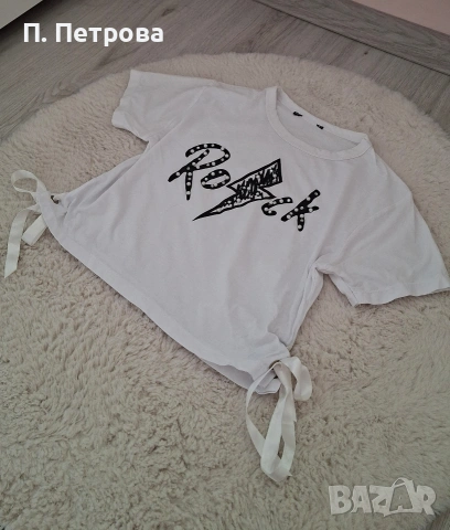 бяла къса тениска с панделки и надпис Rock с перли и камъчета