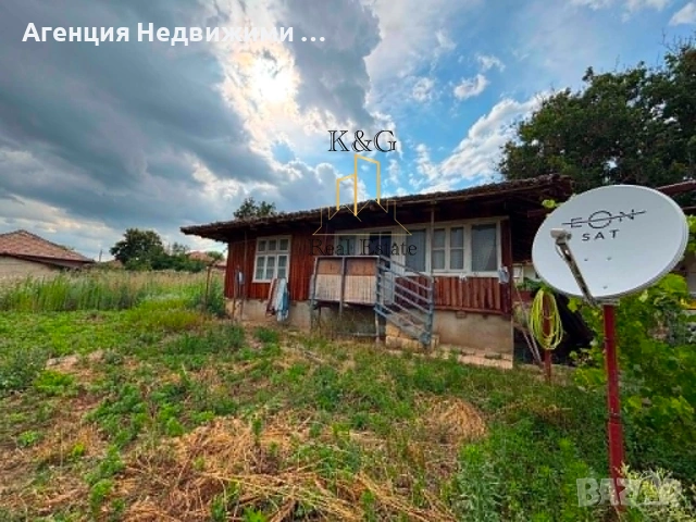 Две къщи в един двор в село Осенец 