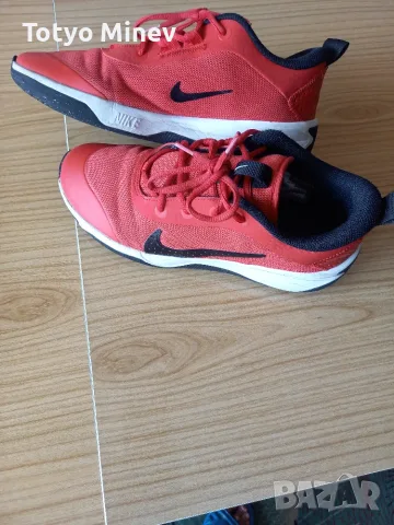 Маратонки NIKE.