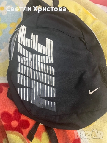 Продавам черна раница Nike 