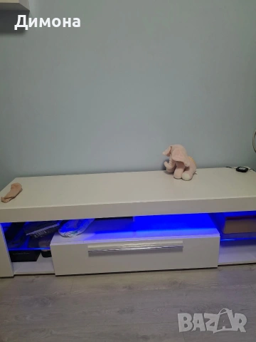 Модерен ТВ шкаф в бял гланц с LED осветление и стъклен рафт - КАТО НОВ!!!, снимка 3 - Други стоки за дома - 54511651