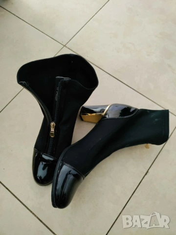 Елегантни черни обувки на ток с лачена част