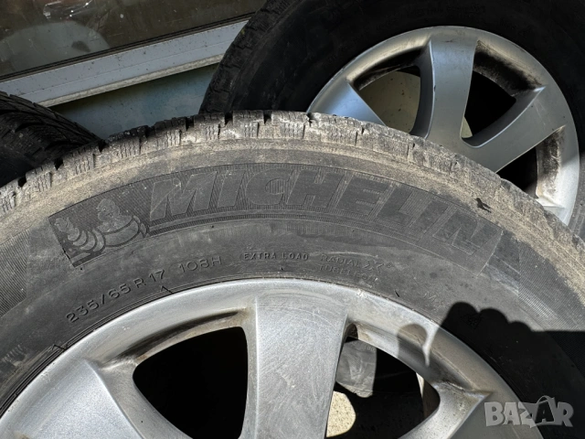 Продавам комплект 4 бр. оригинални джанти Mercedes-Benz с зимни гуми Michelin 235/65/17, снимка 3 - Гуми и джанти - 54686208