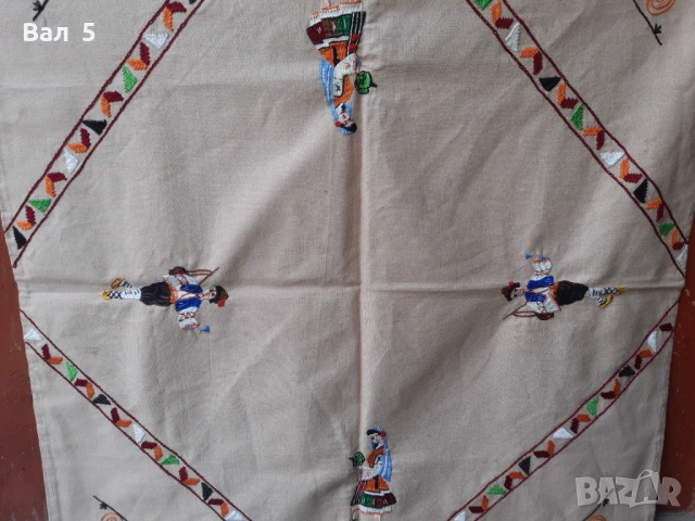 Бродирано каре , покривка с народни носии, снимка 3 - Антикварни и старинни предмети - 54288644