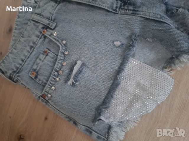 Дамски дънкови къси панталонки с камъчета, снимка 4 - Къси панталони и бермуди - 55530743