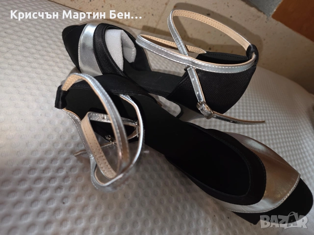 дамски обувки за танци (често наричани „танцувални скарпини“)