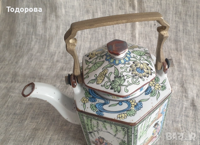 Порцеланов чайник с месингова дръжка и   азиатски мотиви.Шестоъгълна форма, снимка 2 - Сервизи - 54315958
