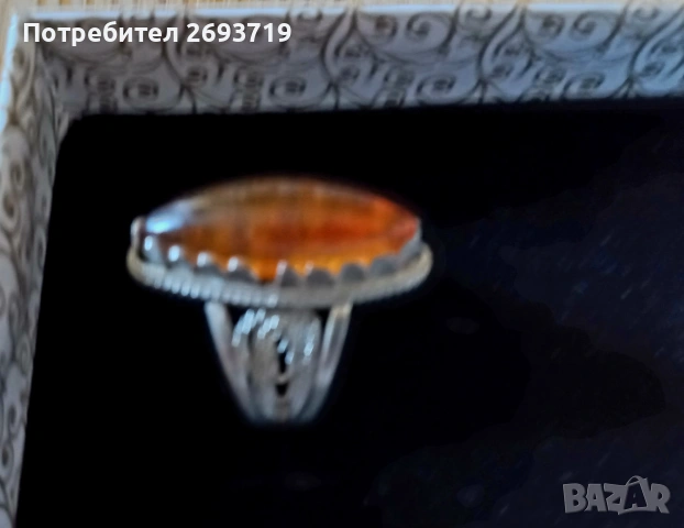 Стар пръстен с ясен кехлибар