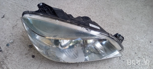Десен фар за Mercedes W204 C-Class, снимка 3 - Части - 54810857