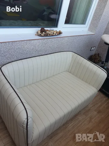 Стилен кожен диван