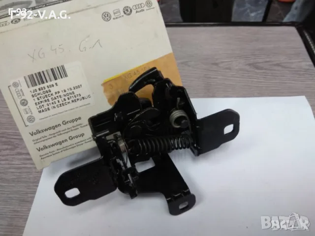 1J0823509E**NEU**VAG**Заключалка на капака на Volkswagen GOLF 4 