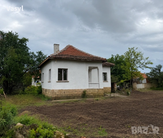 Напълно обновена къща с голям двор и отлична локация