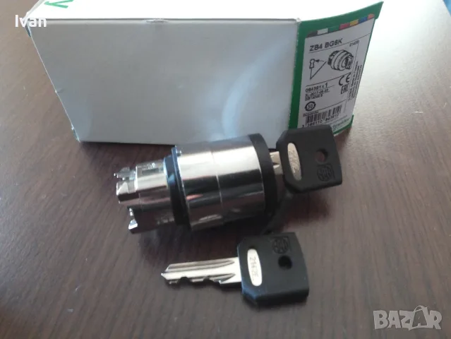 Schneider Глава за превключвател с ключ ZB4BG6K, снимка 2 - Резервни части за машини - 55627153