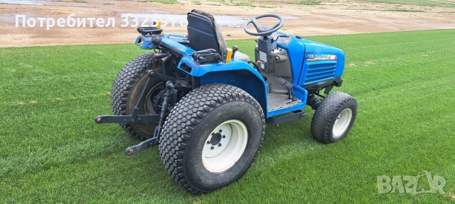 Трактор Iseki 325 с мощност 25 конски сили, оборудван с гуми за трева. 