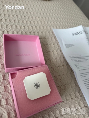 Продавам чисто нов аксесоар Swarovski за Apple watch, снимка 2 - Резервни части за телефони - 54388529