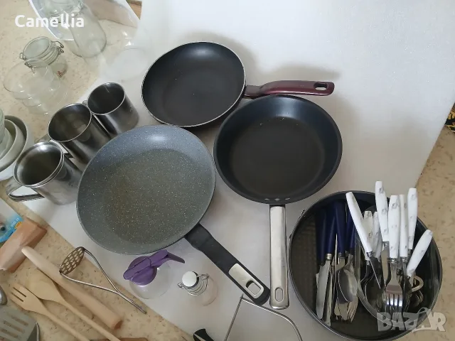 Лот от различни домакински посуди: тигани, прибори, купички, преси, буркани, канчета, белачка за кар, снимка 3 - Прибори за хранене, готвене и сервиране - 52886371