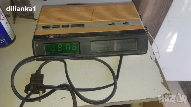 Старо радио с часовник