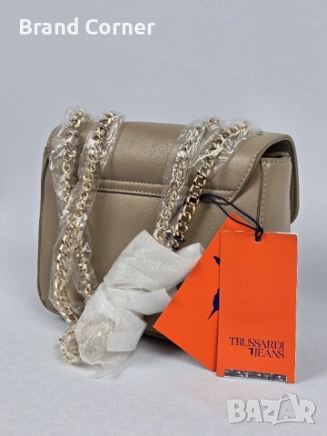 Нова дамска чанта Trussardi Jeans в бежово/тауп с верижка и етикети, снимка 3 - Чанти - 54409856