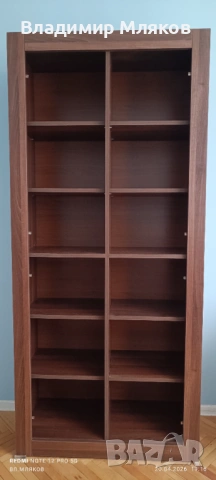 Продавам библиотека със стъклени врати