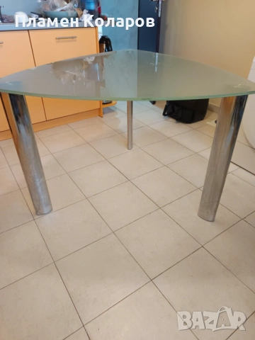 Продавам стъклена масичка с 3 крака, снимка 3 - Маси - 54245833