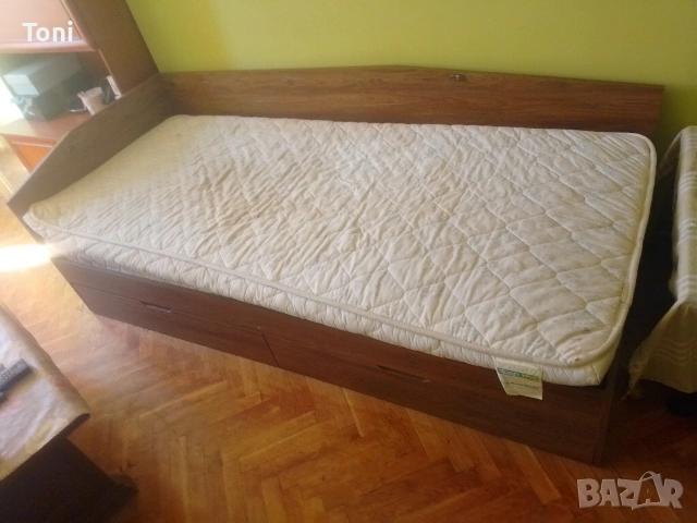 единично легло с два матрака и две шкафчета на няколко месеца,големия матрак чисто нов 