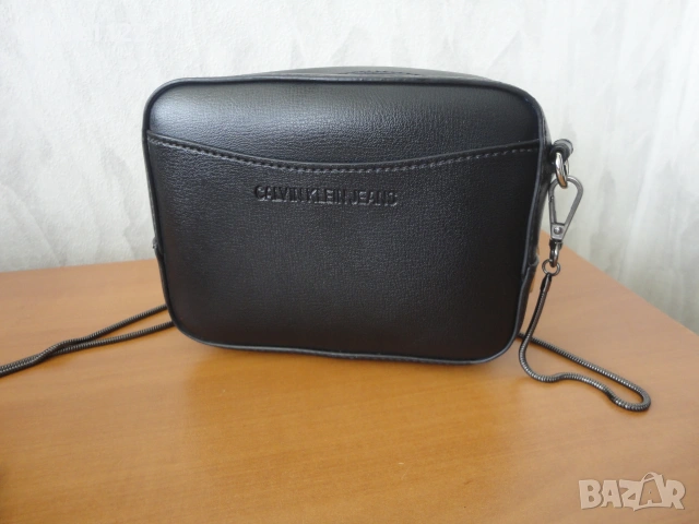 Calvin Klein/оригинална чантичка, снимка 3 - Чанти - 54961353