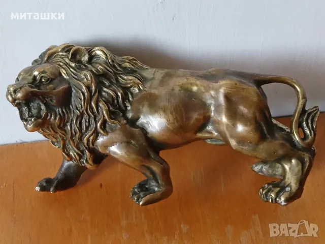 Бронзова пластика лъв