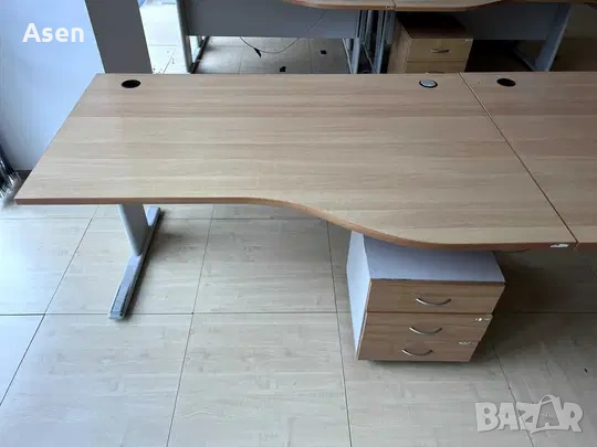 Офис бюро плот 20 мм с конзола контакти за ток и интернет